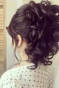 Coupe de cheveux femme à domicile, pour un mariage ou une soirée.